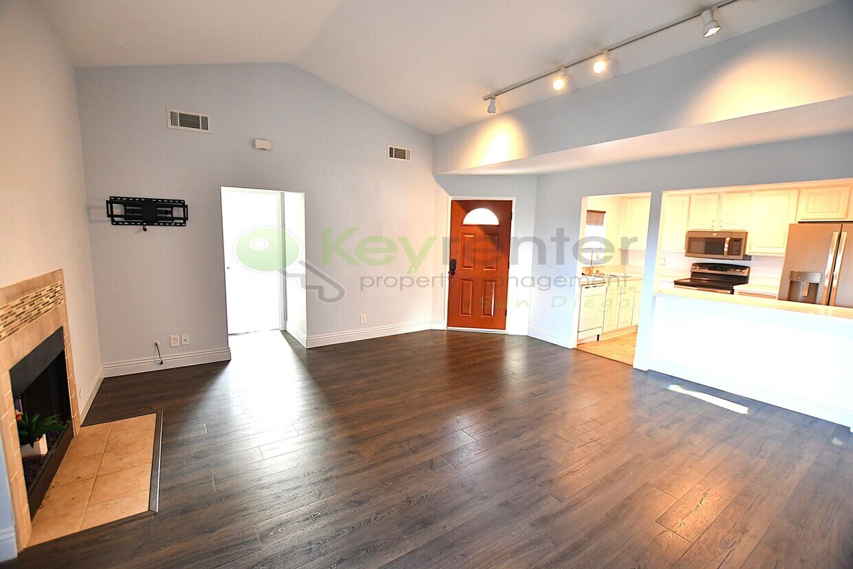 Foto principal - La Mesa | Rancho San Diego | End unit Cond...