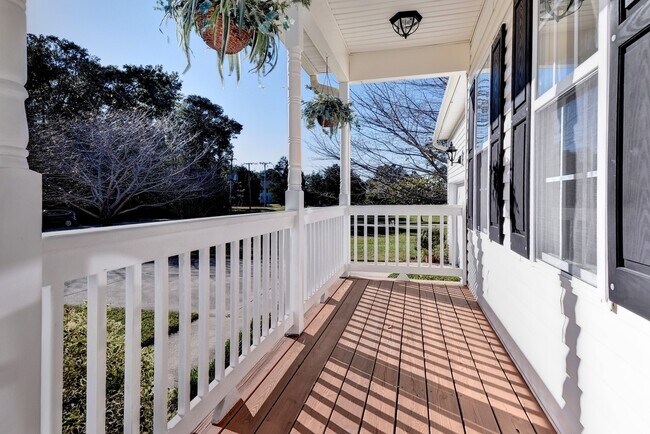 Foto del edificio - 164 Old Field Rd