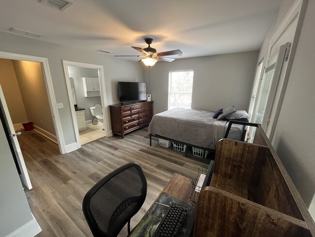 Balcony Room Ensuite - 502 Myers Park Ln