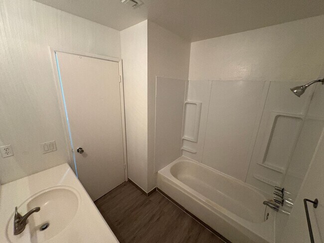 Building Photo - 5101gl