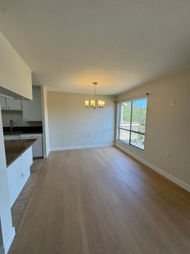 Foto del edificio - Light Filled Top Floor Condo in Premier 55+ Oaknoll Community