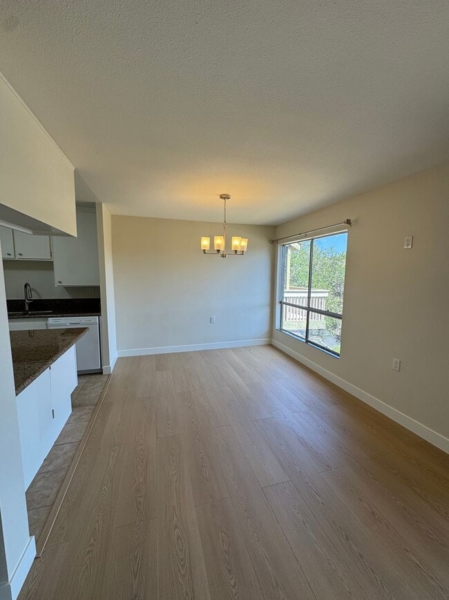 Building Photo - Light Filled Top Floor Condo in Premier 55+ Oaknoll Community