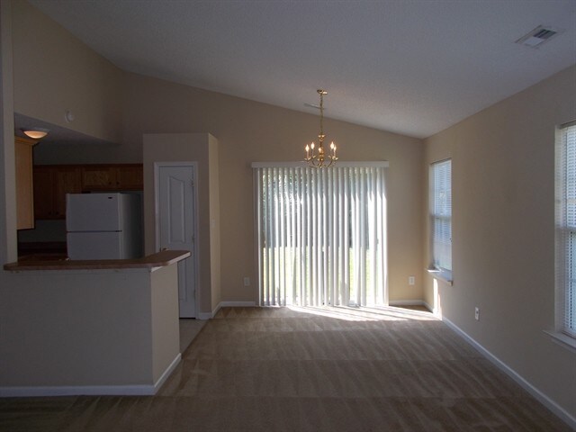 Foto del edificio - 15115 De Havilland Dr