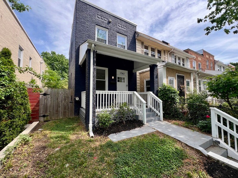 Primary Photo - 1742 L St NE