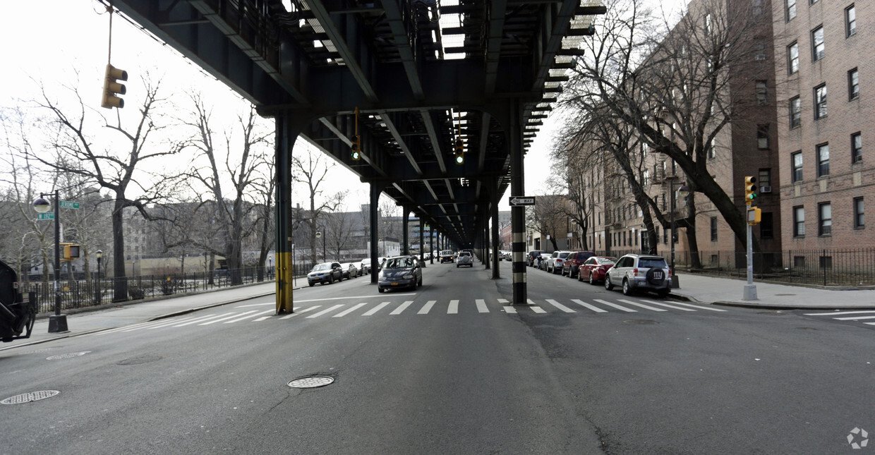 Building Photo - 2597 Jerome Ave