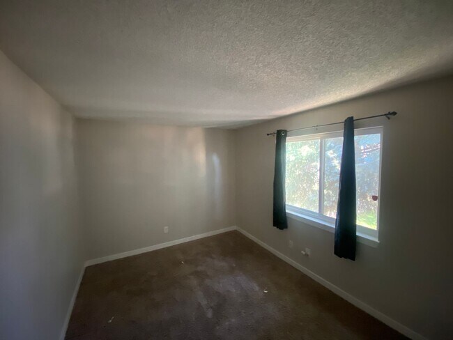 Building Photo - Large 3-bedroom 2 Bathroom in Robinwood!