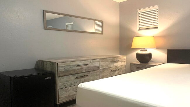 Building Photo - 15046 W Sells Dr