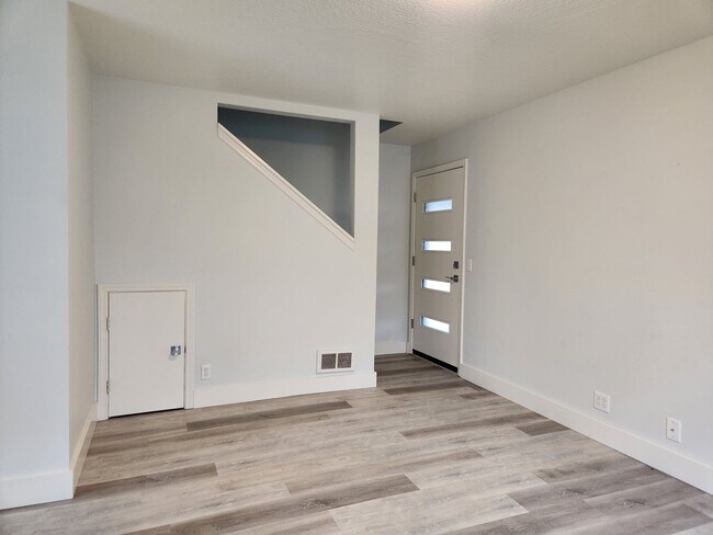 Foto del edificio - Recently Renovated 3 Bedroom Campus Duplex!