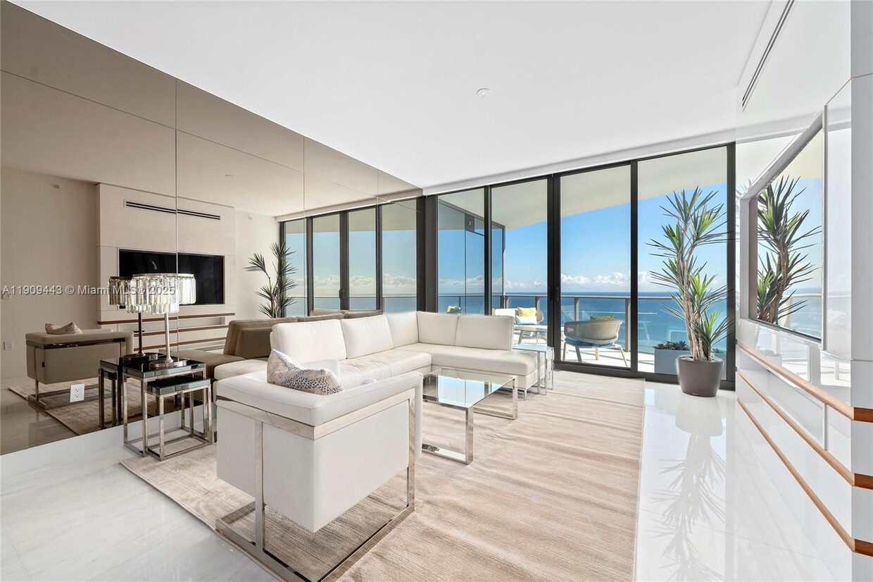 Foto principal - 15701 Collins Ave