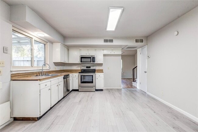 Building Photo - 901 E Village Ln