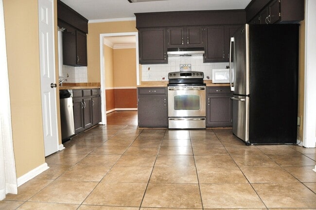 Building Photo - 3905 Linbrook Dr