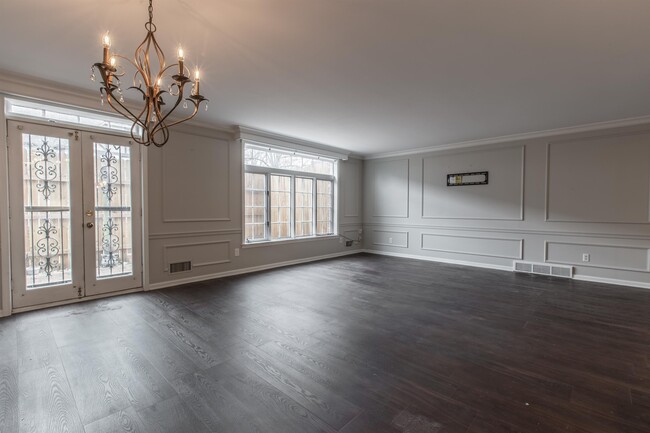 Building Photo - 8361 Somerset Dr