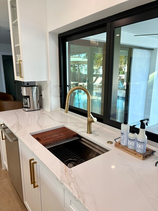 Building Photo - 4440 NE 26th Ave