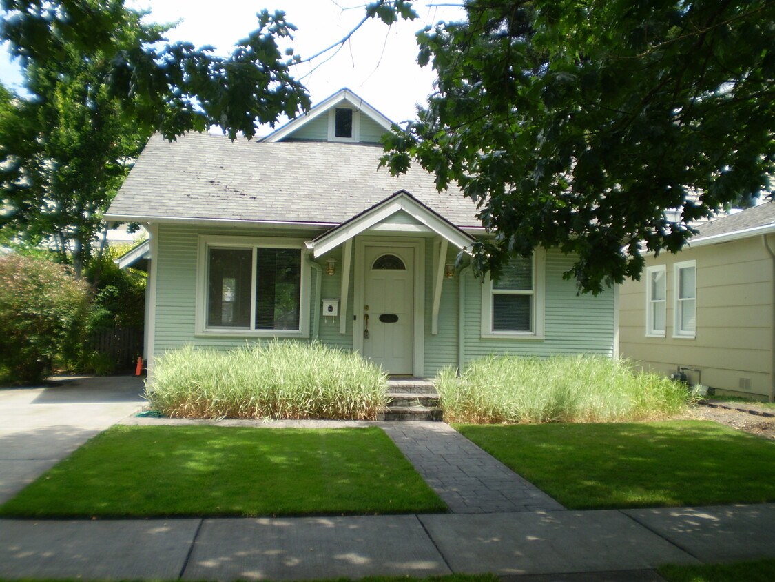 Foto principal - 2 bed/1 bath Bungalow ~ Hardwood Flooring ...