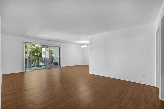 Building Photo - 14315 Moorpark St