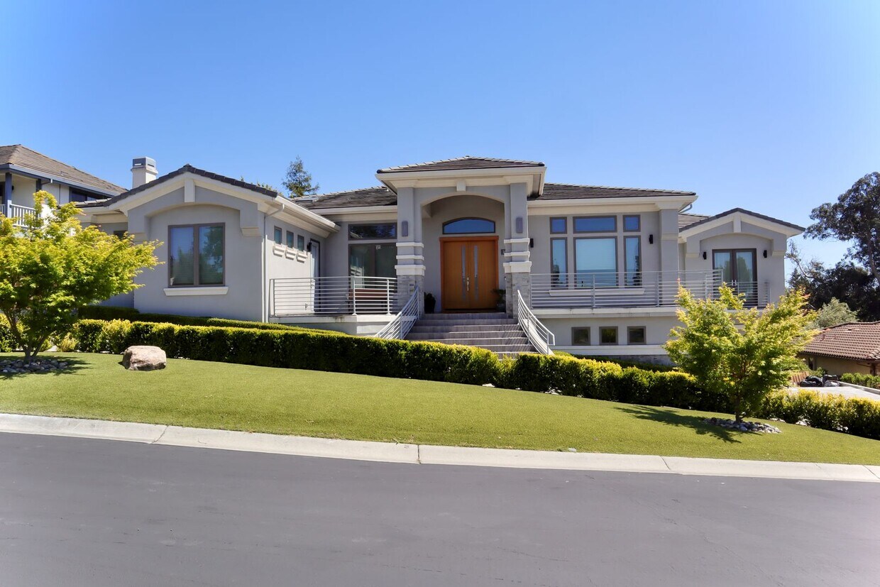 Primary Photo - Exquisite Vinehill Heights 5 Bedroom Home ...
