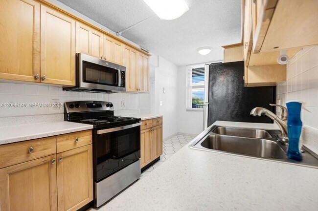 Building Photo - 250 Jacaranda Dr