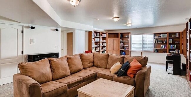 Foto del edificio - 6 month lease available! D20 5bdrm Home on...