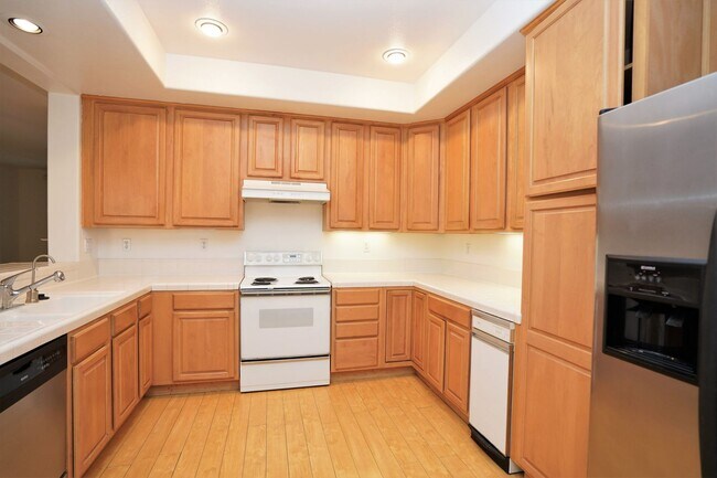 Building Photo - Beautiful & Spacious Condo in Desirable Sunnyvale Location!