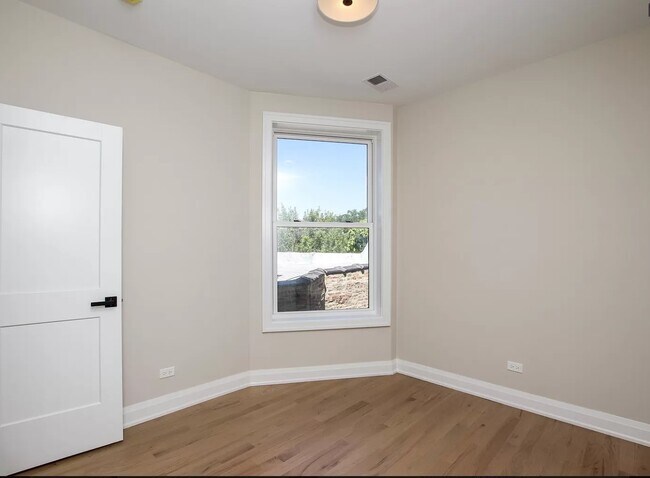 Foto del edificio - 1225 W Addison St