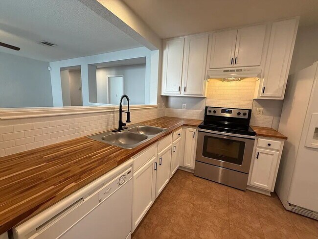 Building Photo - "Charming 4-Bedroom Retreat on New Country Rd in Kyle, TX – Spacious Living with 2 Full Baths!"