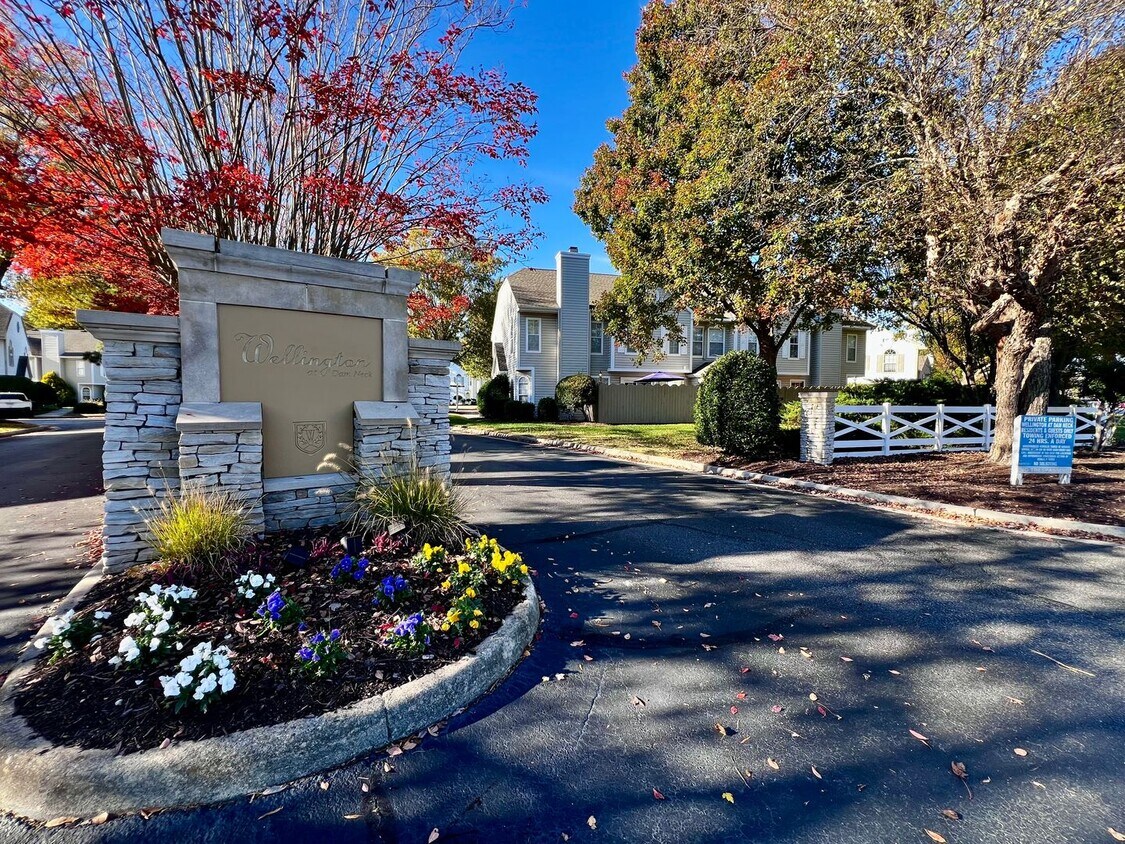 Foto principal - Beautiful 2-Bedroom End Unit Townhome in O...