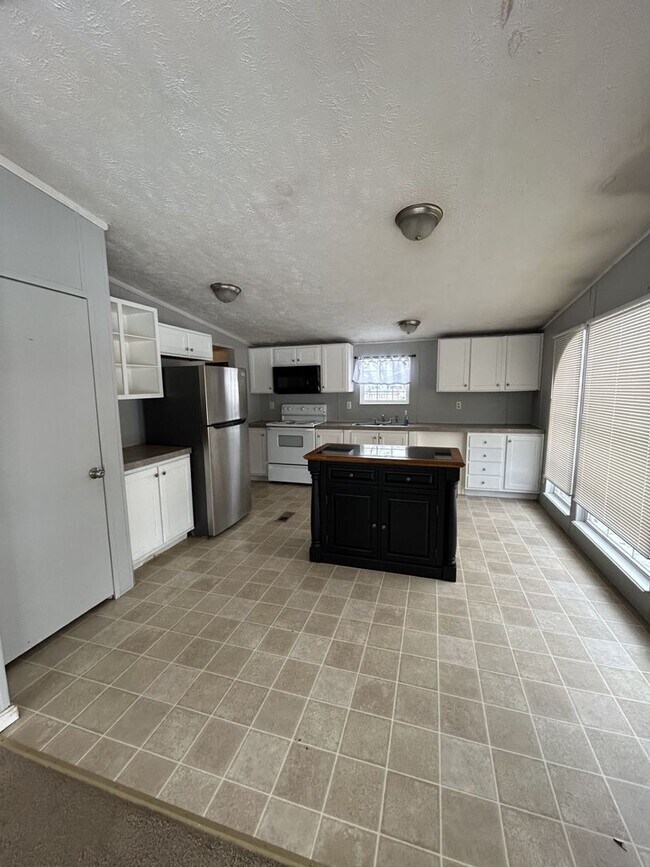 Foto del edificio - Very Nice 3BR / 2BA Home with Lots of Space - Both Inside & Out!