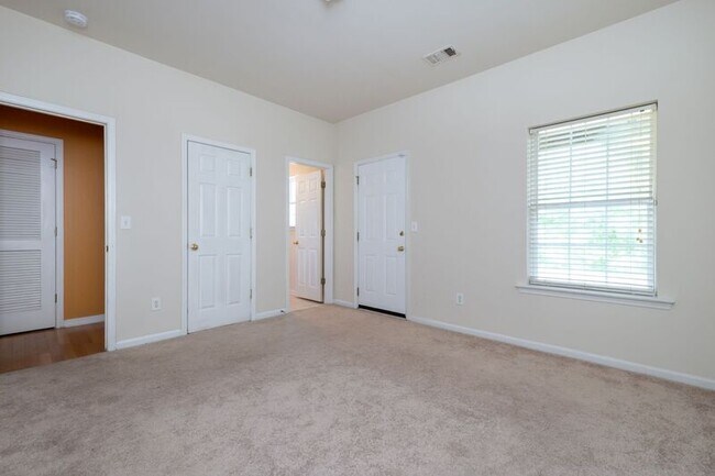 Building Photo - 406 Woodbark Ct