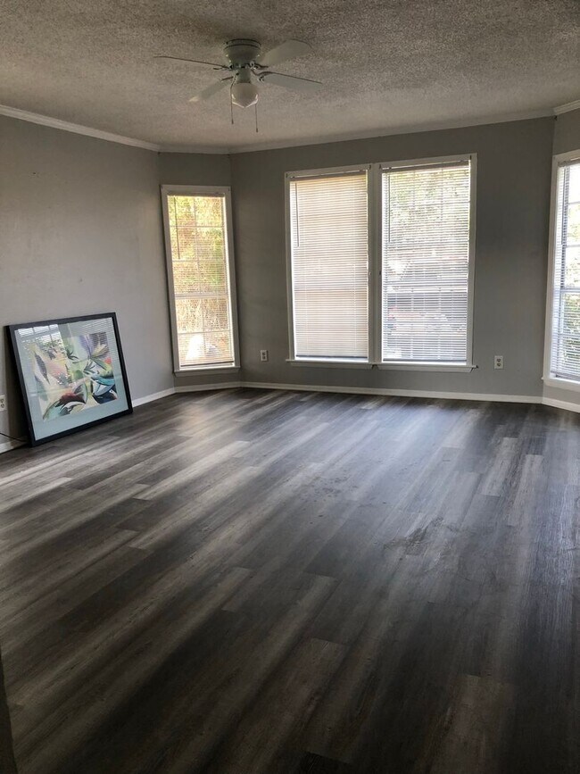 Foto del edificio - Move In Specual Large Duplex in a quiet cu...