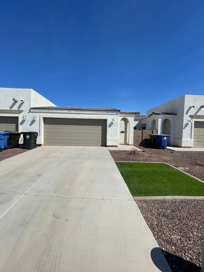Building Photo - Amanecer Townhome in Somerton