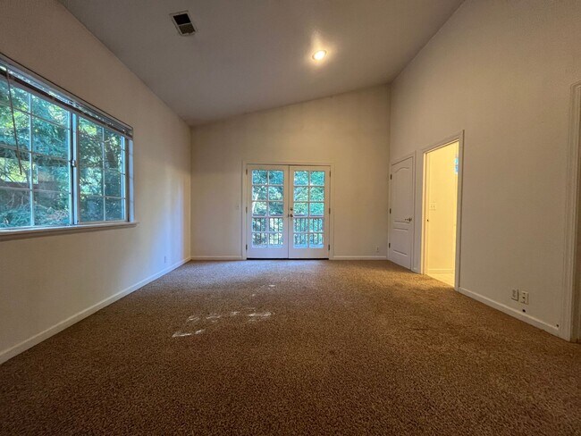 Foto del edificio - Spacious 3 Bedroom, 2.5 Bathroom w/ Bonus ...