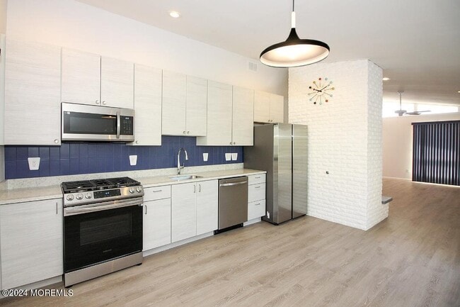 Building Photo - 427 16th Ave