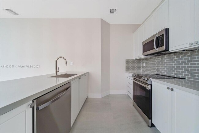 Building Photo - 555 NE 34th Street Unit 804
