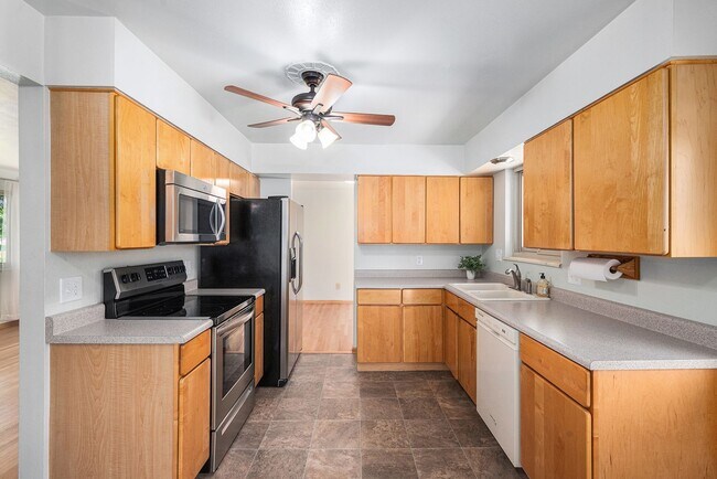 Foto del edificio - Spacious 5 Bedroom in the Heart of Littleton!
