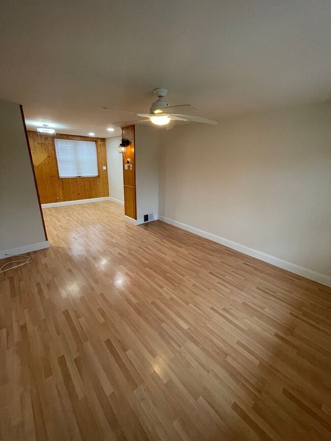 Building Photo - Beautifully Updated 2 Bedroom House Availa...