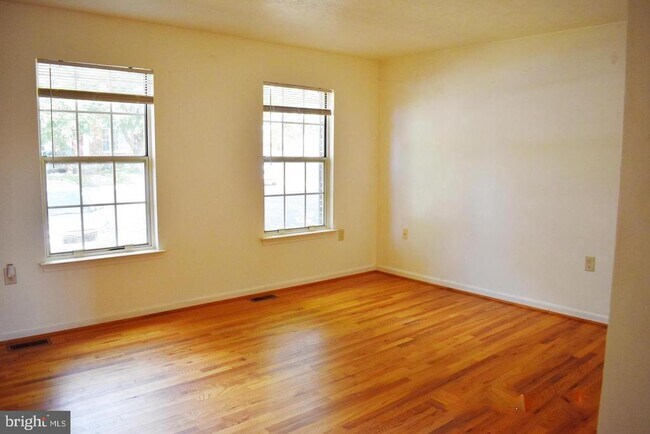 Building Photo - 107 Parkside Dr
