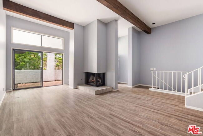 Building Photo - 1559 Palisades Dr