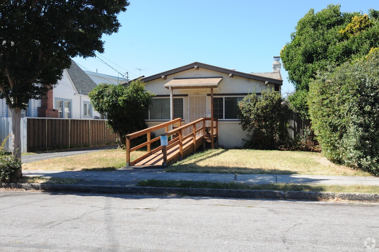 Building Photo - 556-558 #'s 1-3 Simon St