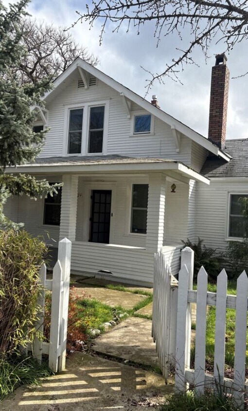 Primary Photo - Stunning 4-Bedroom, 3-Bathroom Home with M...