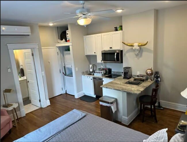 Building Photo - 101 E Clay St