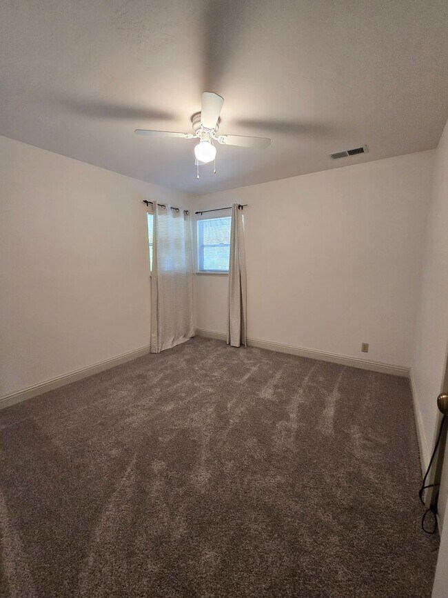 Foto del edificio - 4bd/2ba House with Attached Two Car Garage