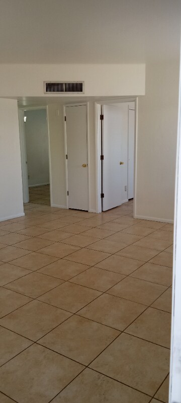 Foto del edificio - 2341 N Dodge Blvd