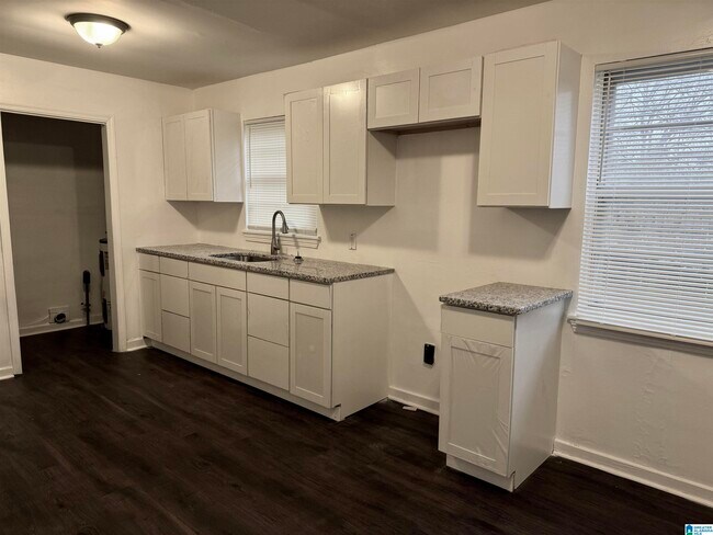 Foto del edificio - 7823 Rugby Ave