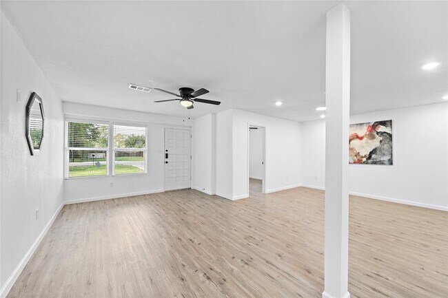 Foto del edificio - 6210 Rolland St