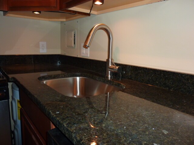 Building Photo - 1BR Condo | Walk to UTK