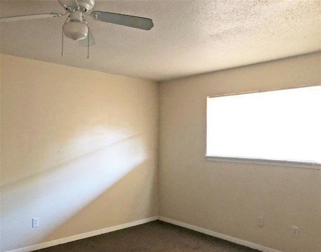 Building Photo - 911 University Ave