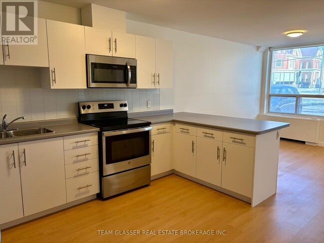 Building Photo - 396 Queens Ave