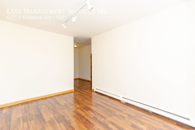Building Photo - Spacious 1 Bed in Woodlawn- HEAT INCLUDED ...