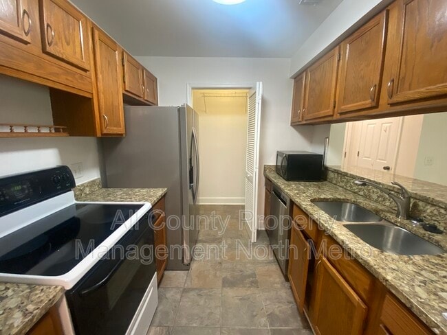 Building Photo - 501 Barrington Hills Dr