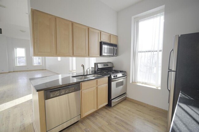 Building Photo - 1630 N Damen Ave